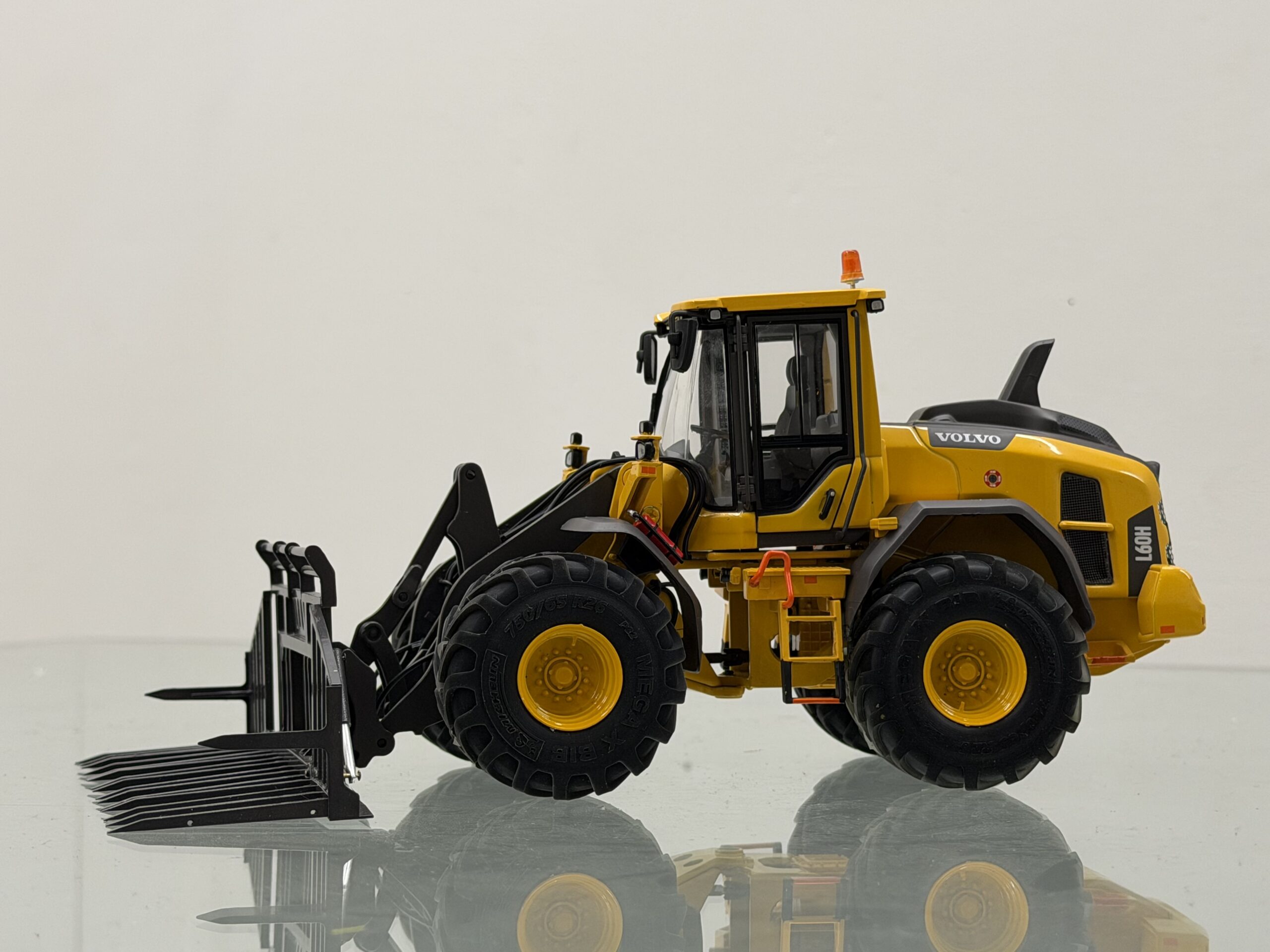 Volvo L60 Med Michelin Flotation Hjul 1/32 AT Collection - Bilde 3