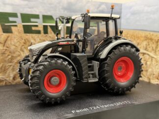 Fendt 724 Black Edition Red Wheels 1/32 Universal Hobbies